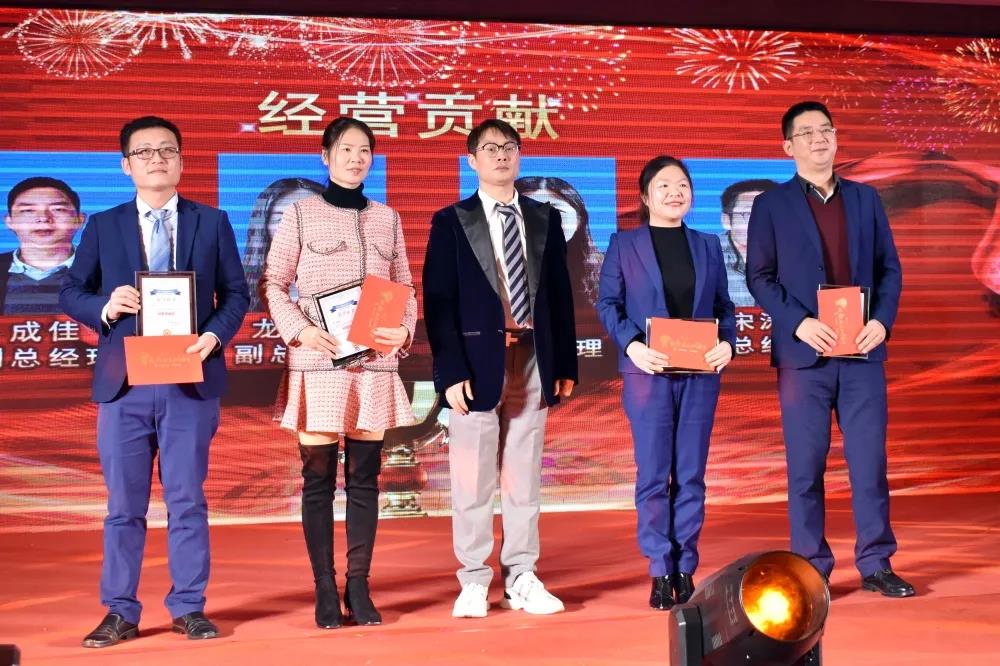 董事長(zhǎng)鄧澤平頒發(fā)經(jīng)營(yíng)貢獻(xiàn)獎(jiǎng).jpg 董事長(zhǎng)鄧澤平頒發(fā)經(jīng)營(yíng)貢獻(xiàn)獎(jiǎng).jpg