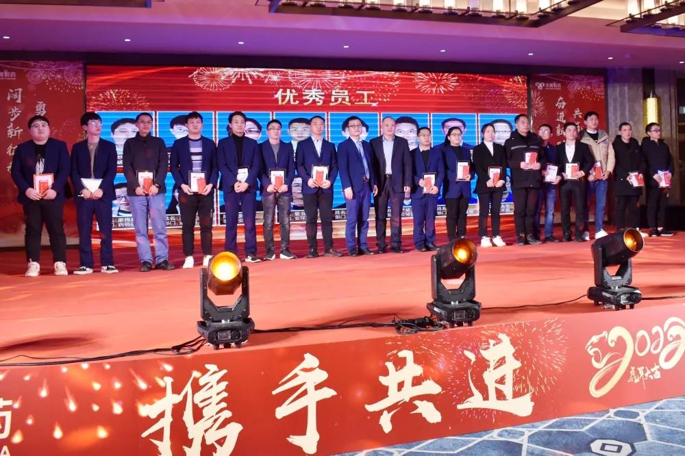 副總經(jīng)理宋濤、藥物研究院副院長(zhǎng)張徑為年度優(yōu)秀員工頒獎(jiǎng).jpg 副總經(jīng)理宋濤、藥物研究院副院長(zhǎng)張徑為年度優(yōu)秀員工頒獎(jiǎng).jpg